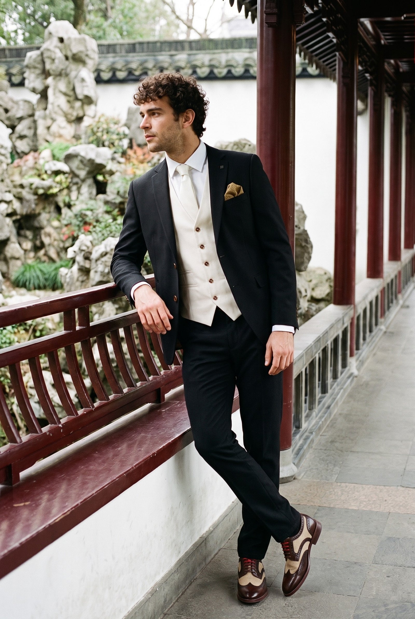 Look #1005 styled with Mayfair - meeste kolmeosaline must ülikond kreemika vestiga