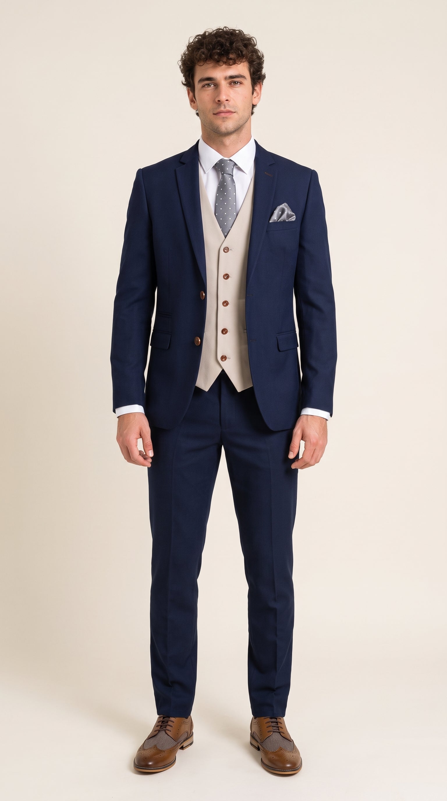 Look #395 styled with Mayfair - meeste kolmeosaline tumesinine ülikond kreemika vestiga