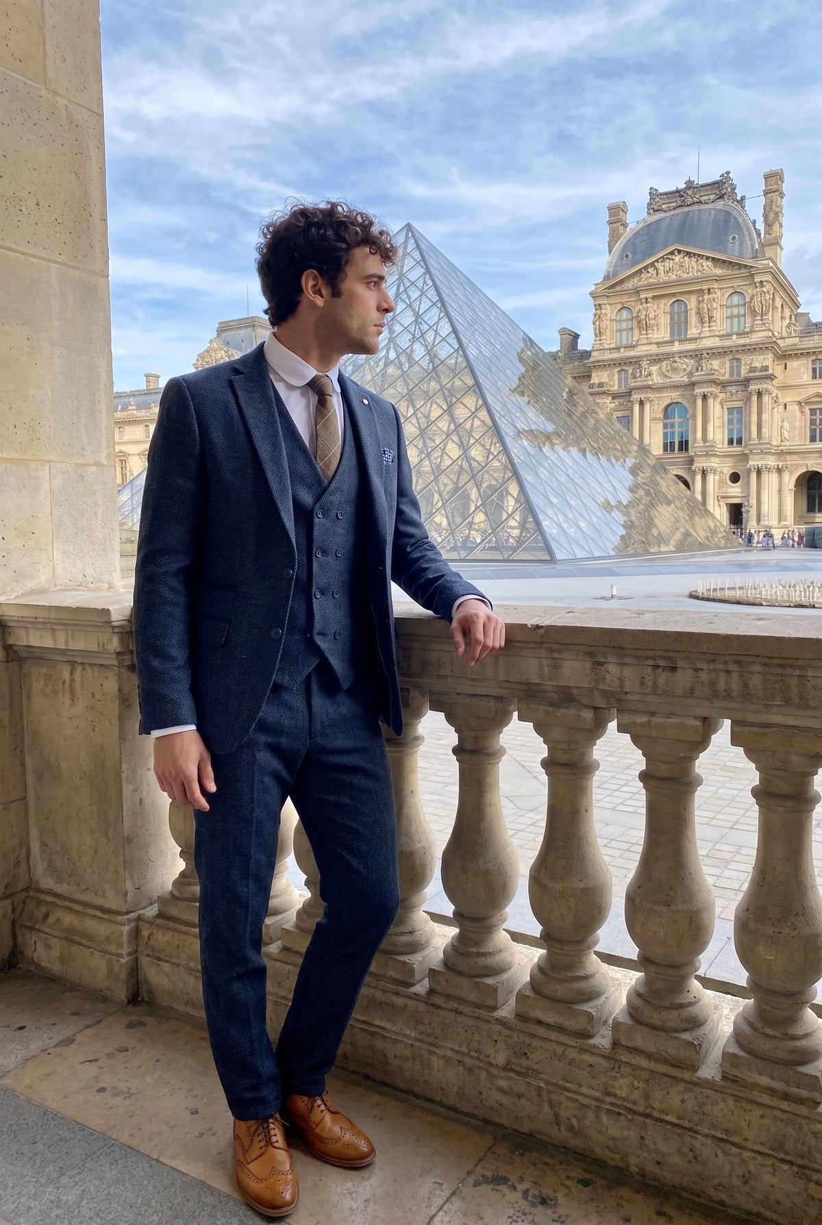 Look #380 styled with Meeste kolmeosaline tumesinine ülikond kaherealise vestiga