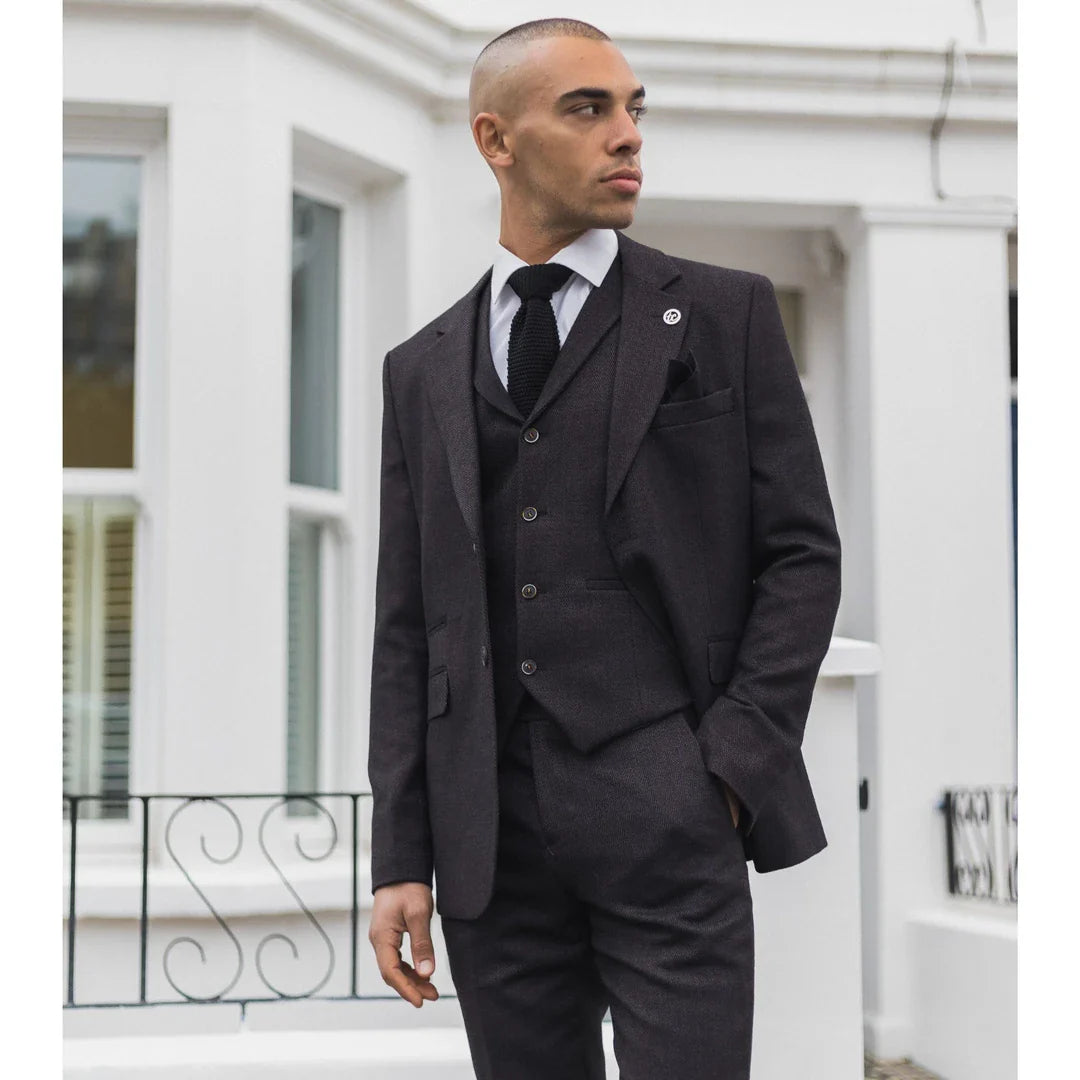 Meeste ploomikujulise kalasabamustriga tviidülikond kolmeosalises kostüümis