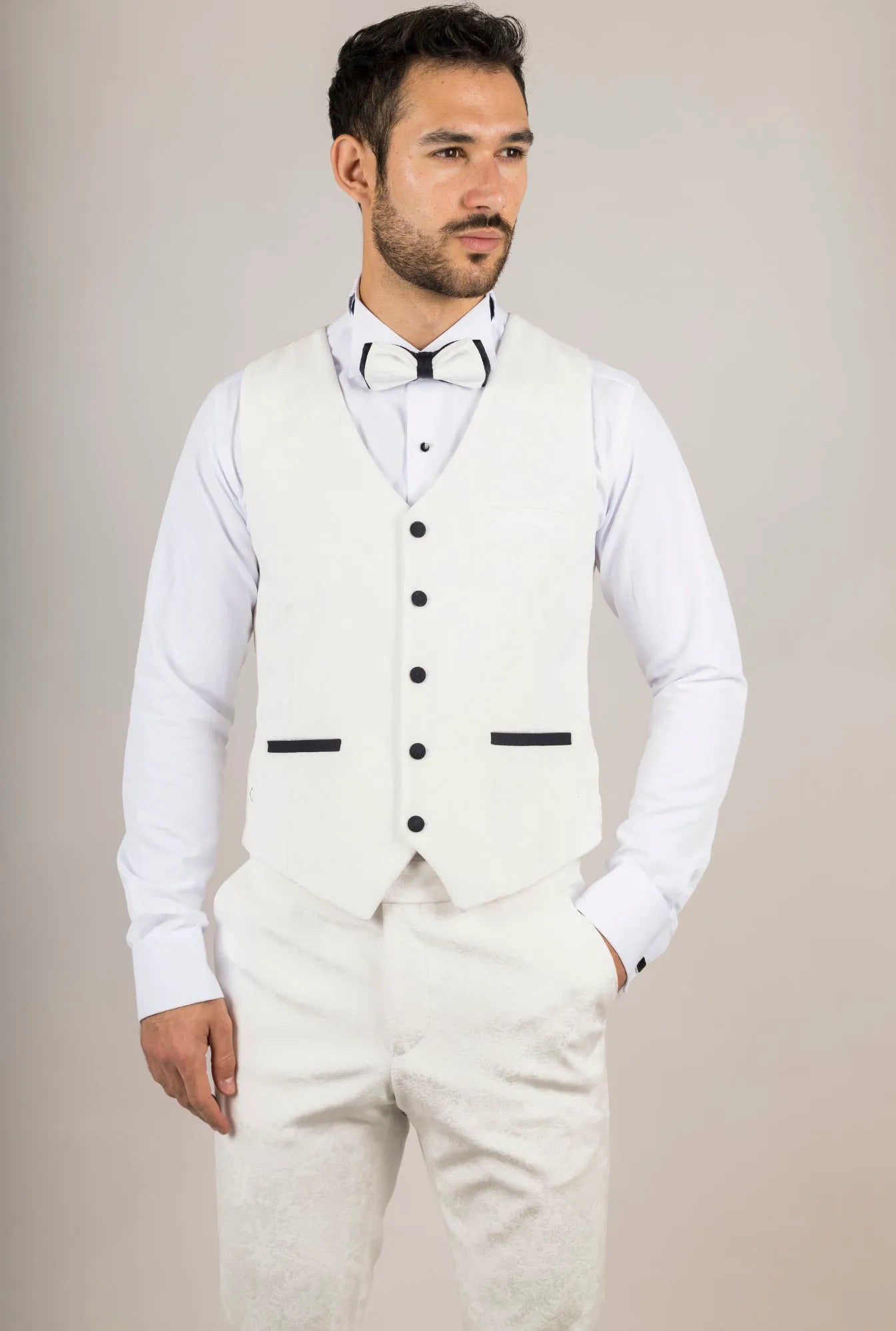 AK-24 meeste valge kolmeosaline sametist pulmasmoking mustade revääridega