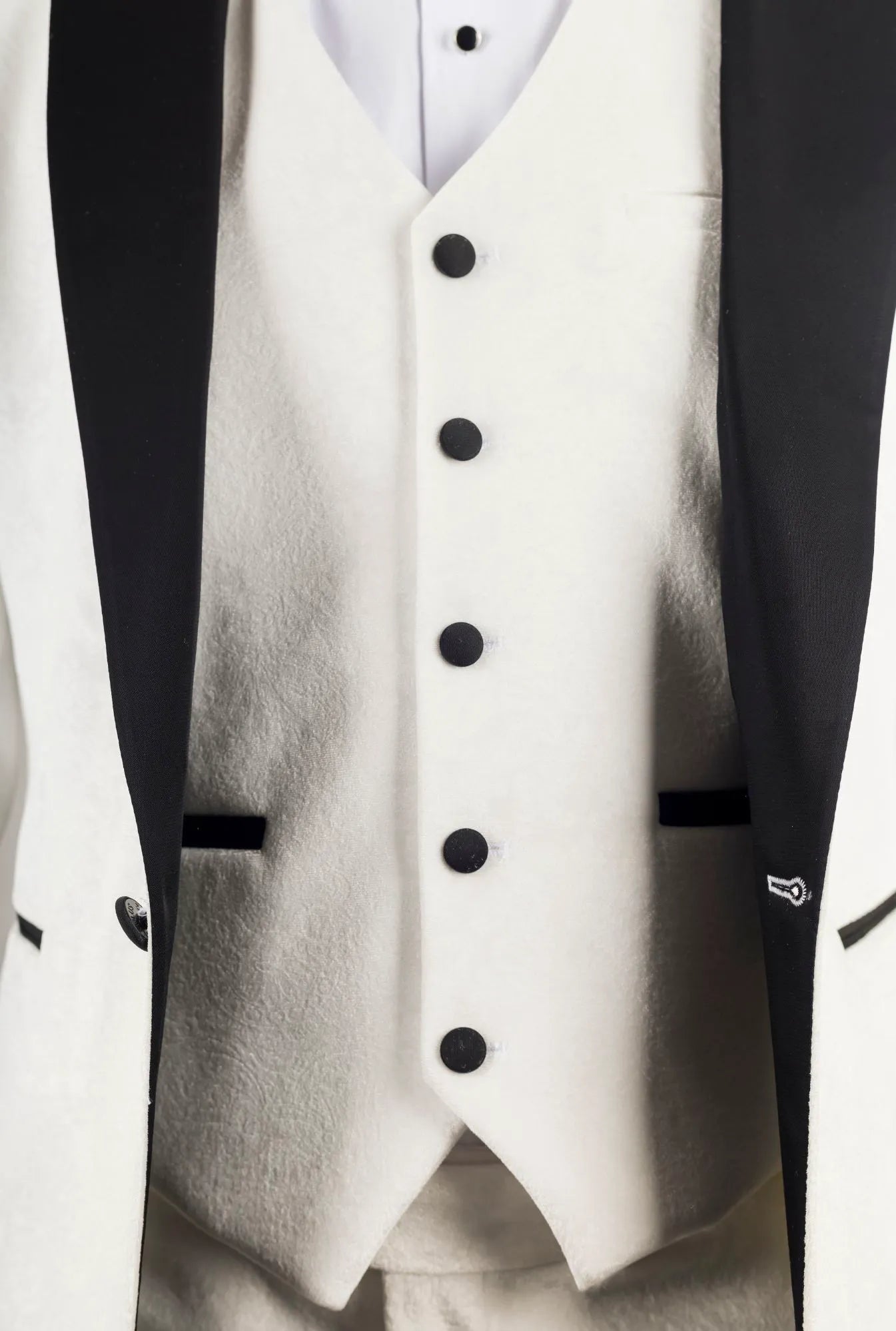 AK-24 meeste valge kolmeosaline sametist pulmasmoking mustade revääridega