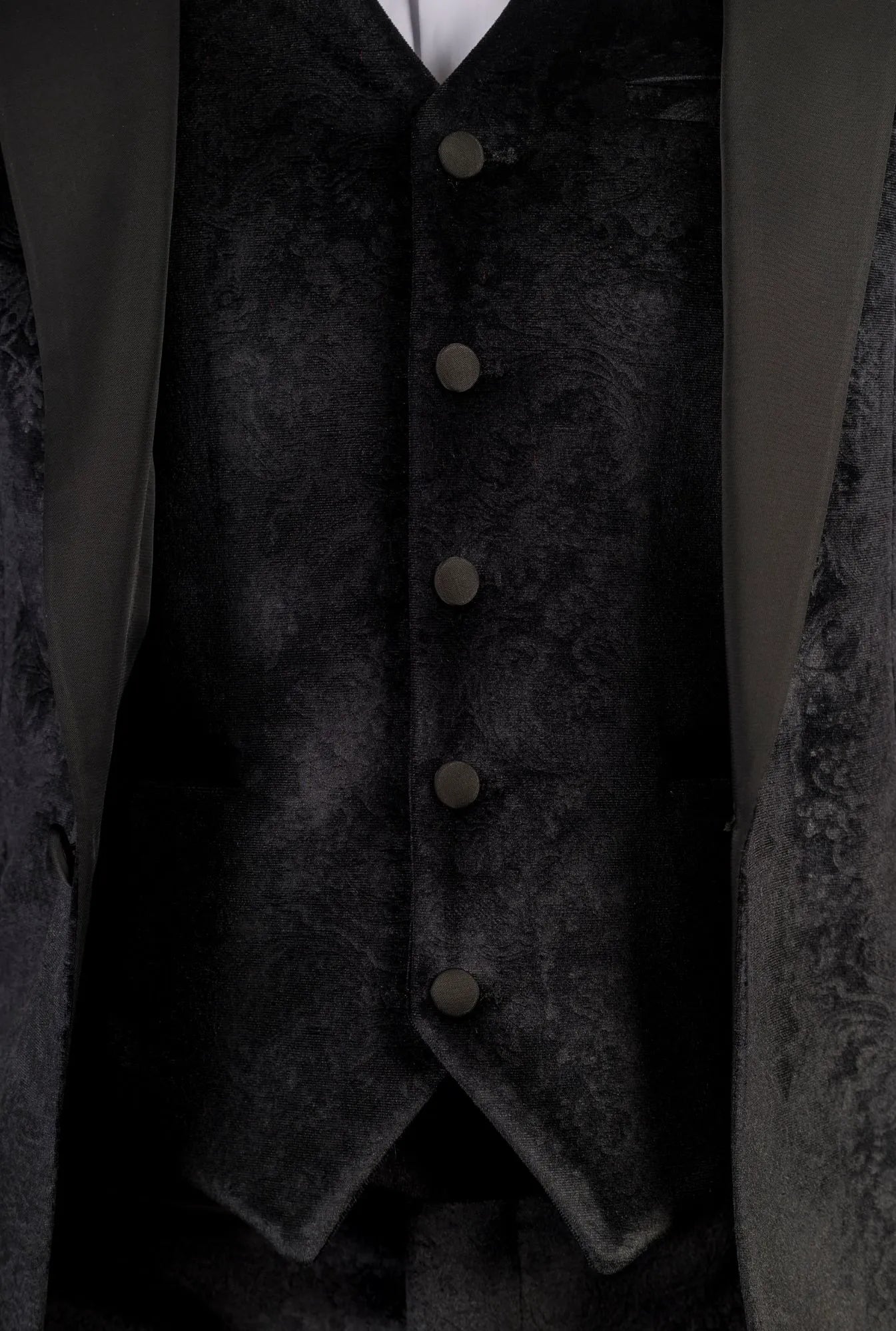 AK-26 meeste must kolmeosaline sametist pulmasmoking satiinist revääridega