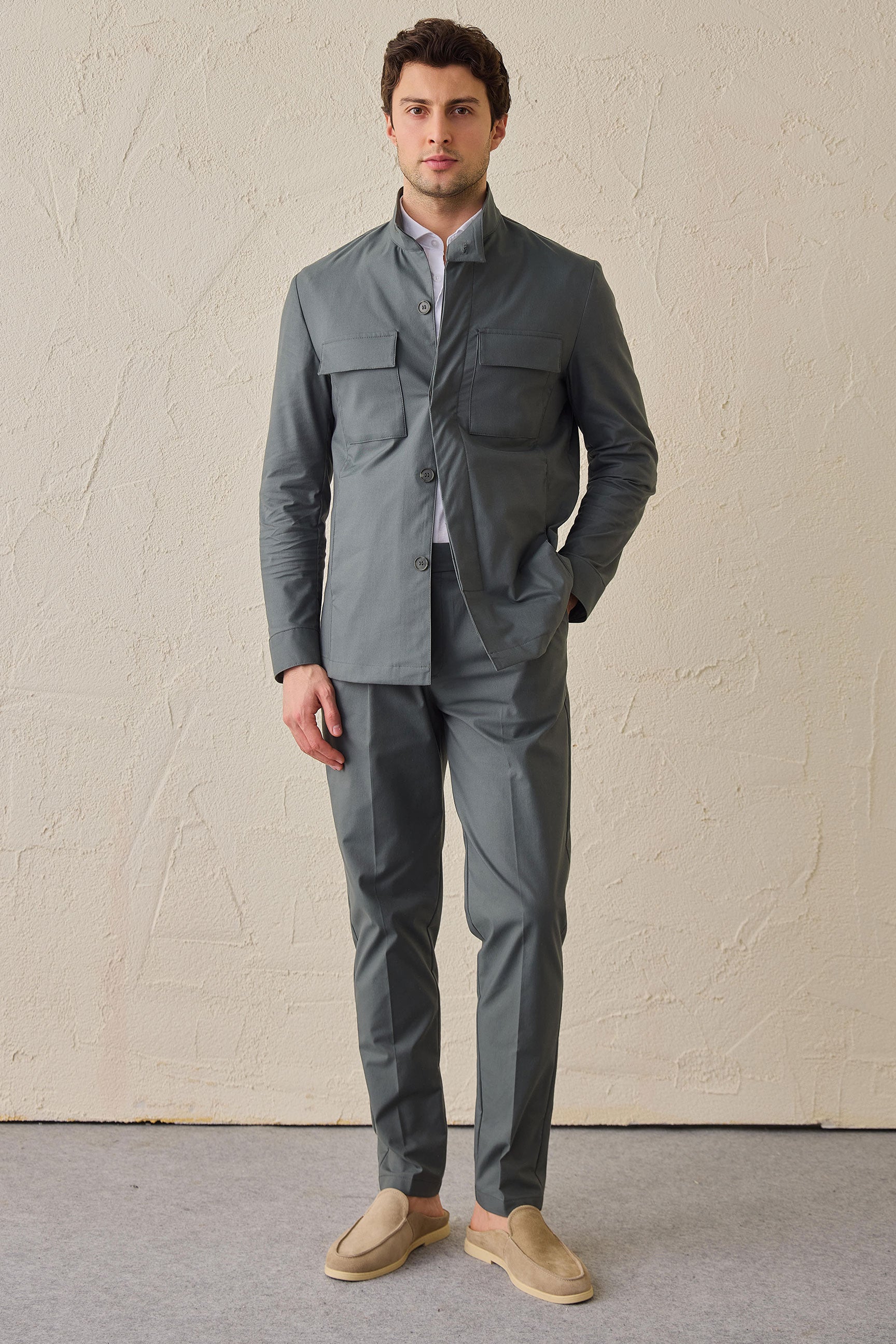 Salveirohelised volditud meeste elegantsed vabaajapüksid, klassikalise lõikega