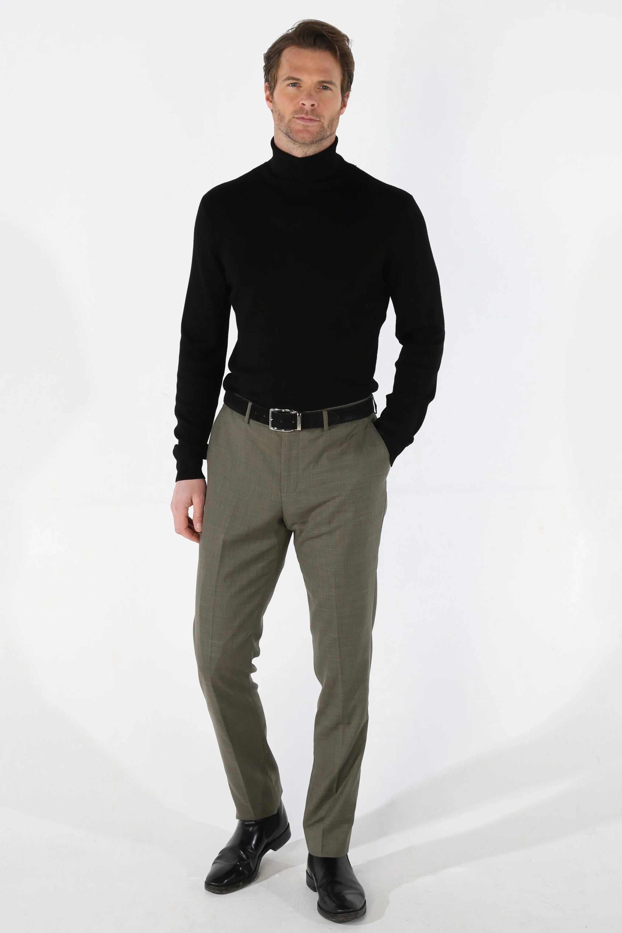 Kurt meeste salveiroheline kolmeosaline rätsepatööna valminud ülikond suvisteks pulmadeks