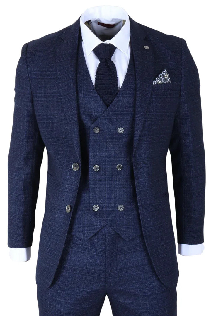 Sinine ruuduline ülikond vesti ja lipsuga valgel taustal