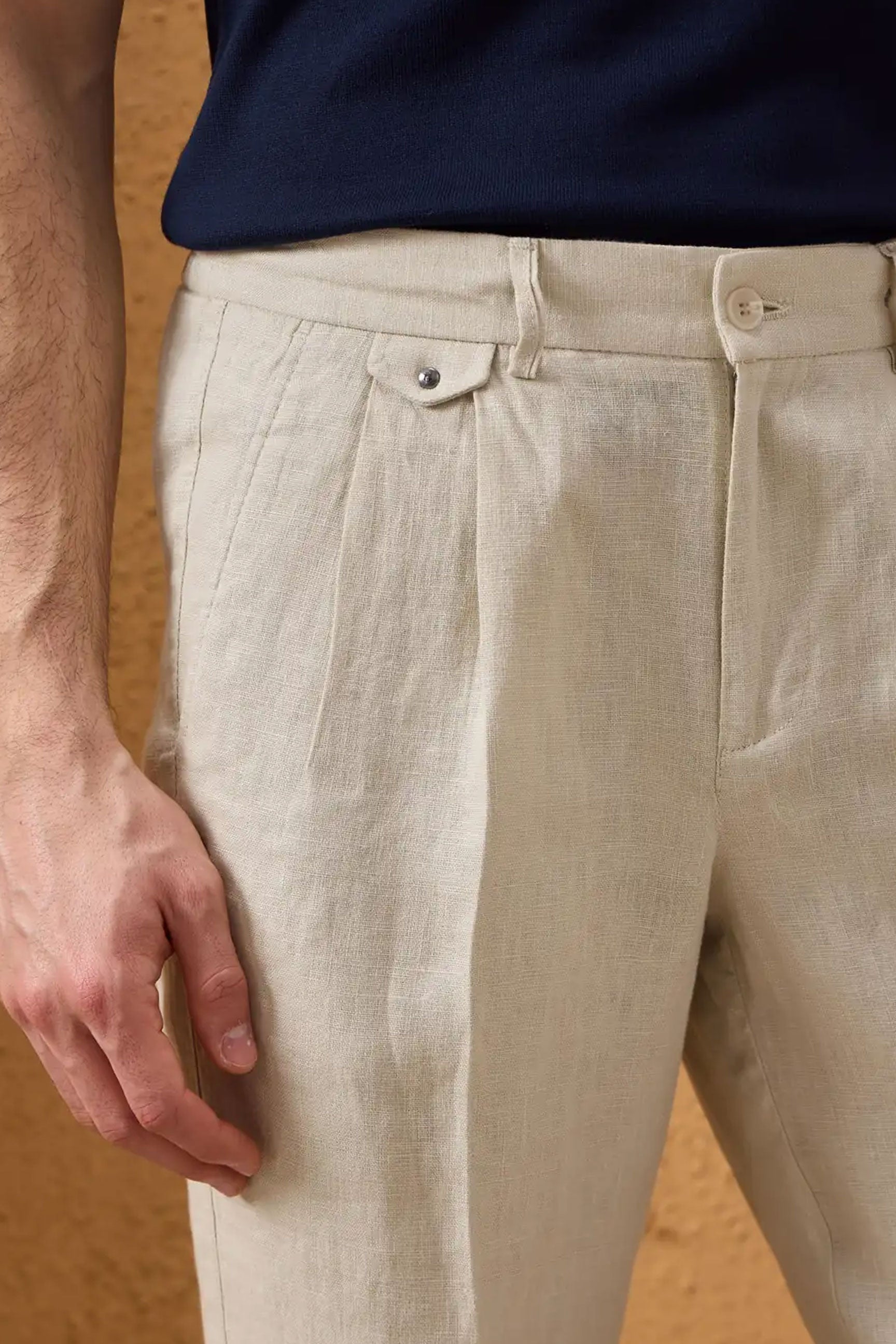 Meeste must lukuga linane jakk ja beežid püksid, elegantne ja vabaaja suvine komplekt