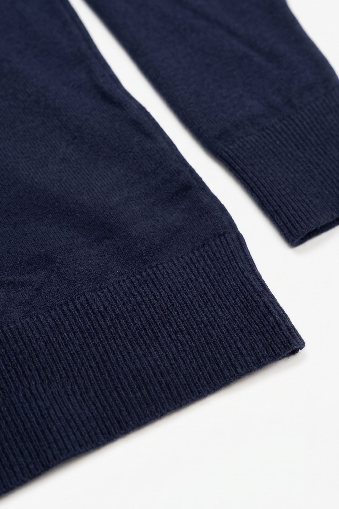 Meeste tumesinine kõrge kaelusega kampsun pehmest viskoossegu kangast pikkade varrukatega kootud pullover