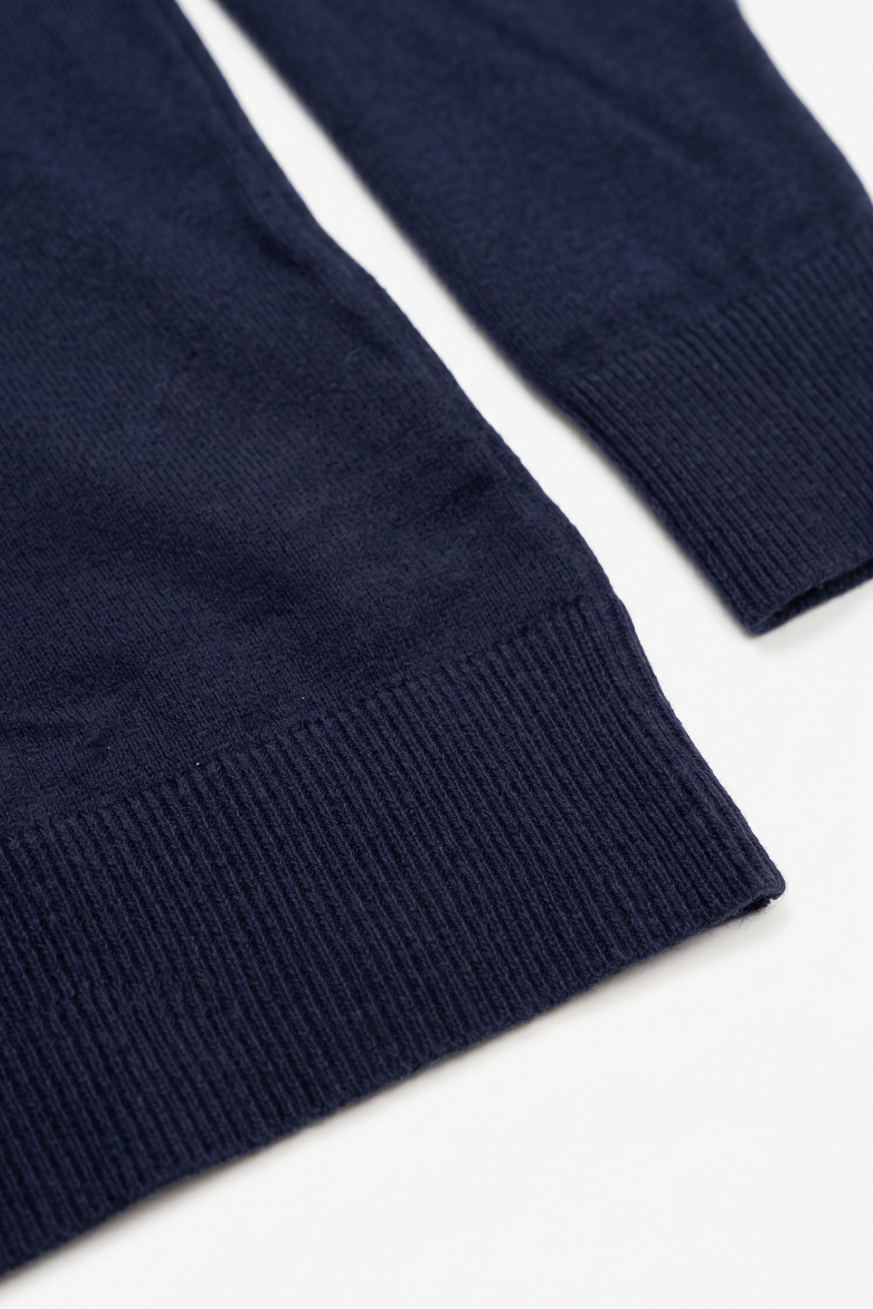 Meeste tumesinine kõrge kaelusega kampsun pehmest viskoossegu kangast pikkade varrukatega kootud pullover