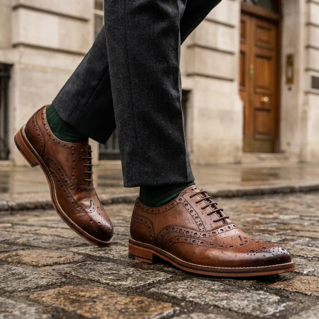 Meeste pruunid tiivakujulised brogue-mustriga Oxfordi kingad