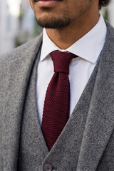 Meeste burgundiapunane kootud lips