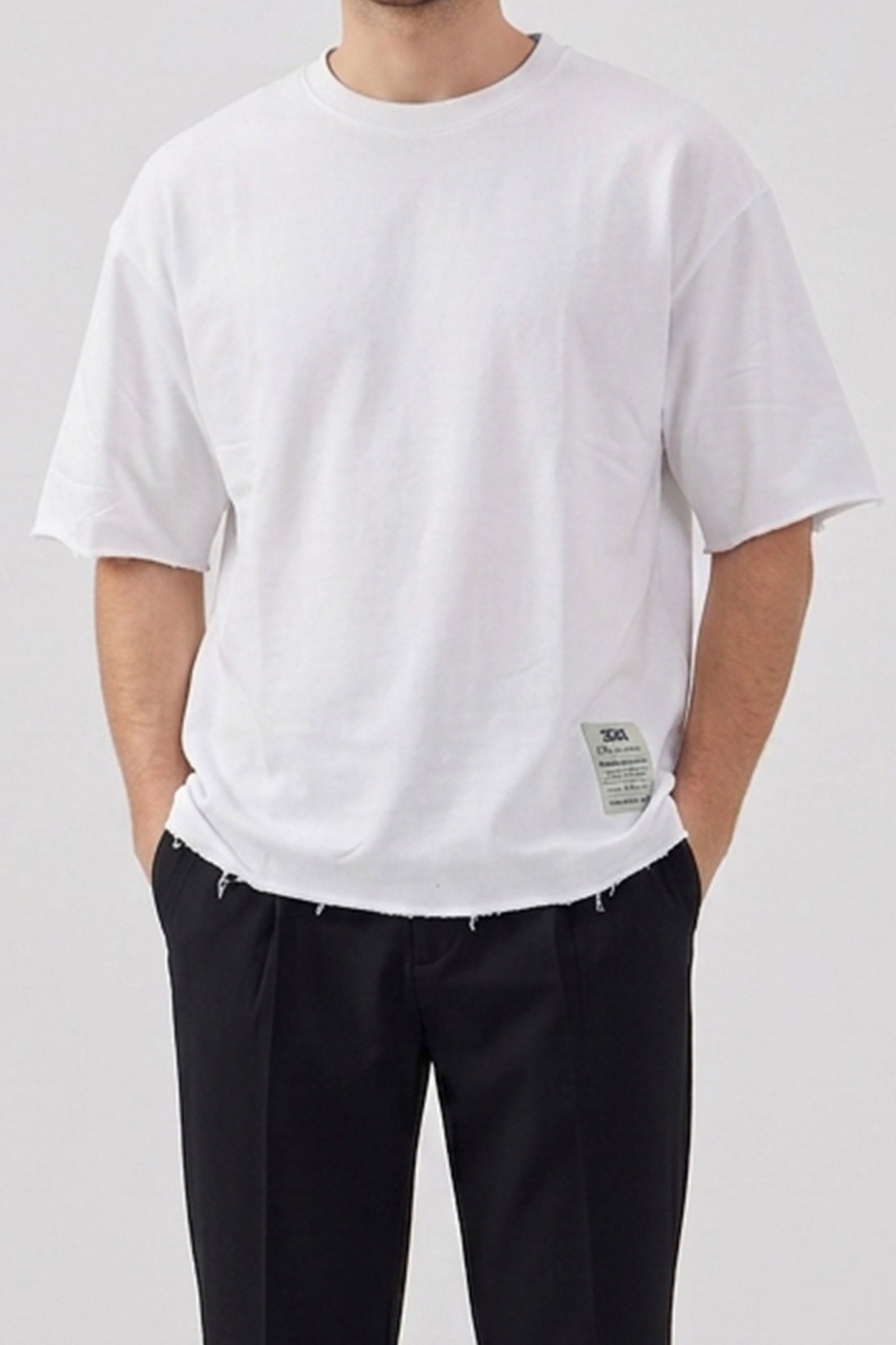Meeste valge avara lõikega toore servaga puuvillasegu T-särk ümara kaelusega