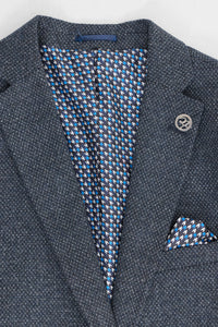 Meeste kolmeosaline tumesinine ülikond kaherealise vestiga