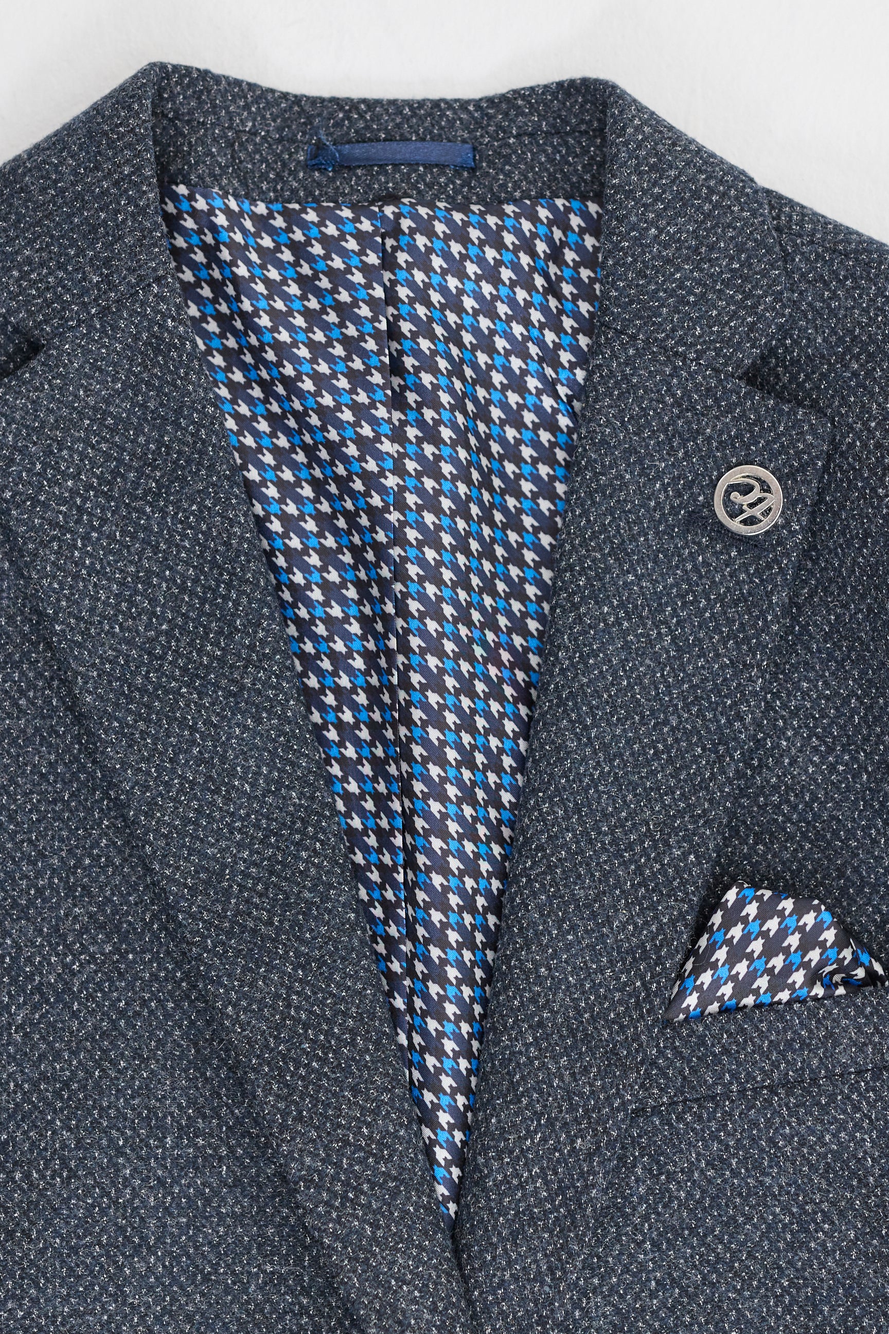 Meeste kolmeosaline tumesinine ülikond kaherealise vestiga