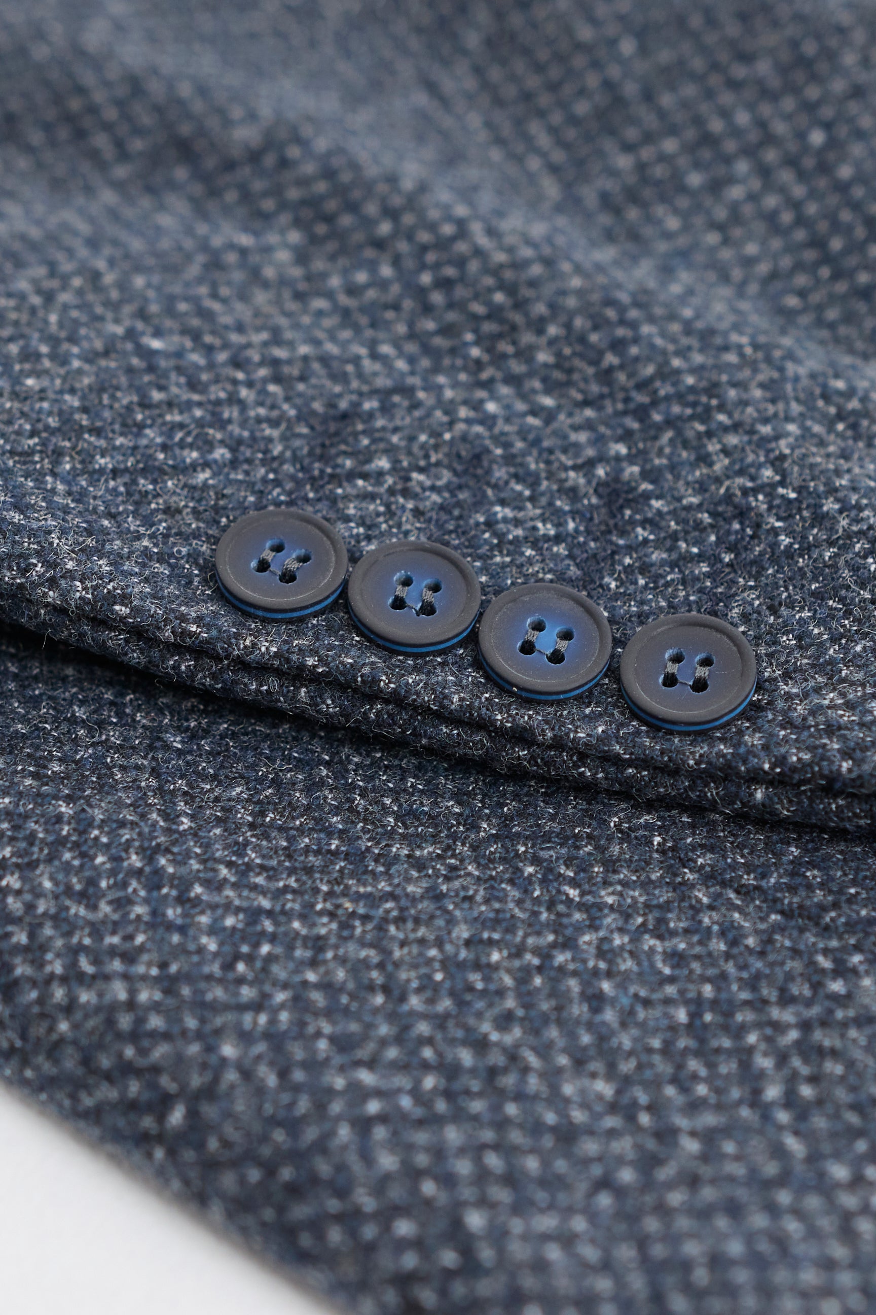 Meeste kolmeosaline tumesinine ülikond kaherealise vestiga