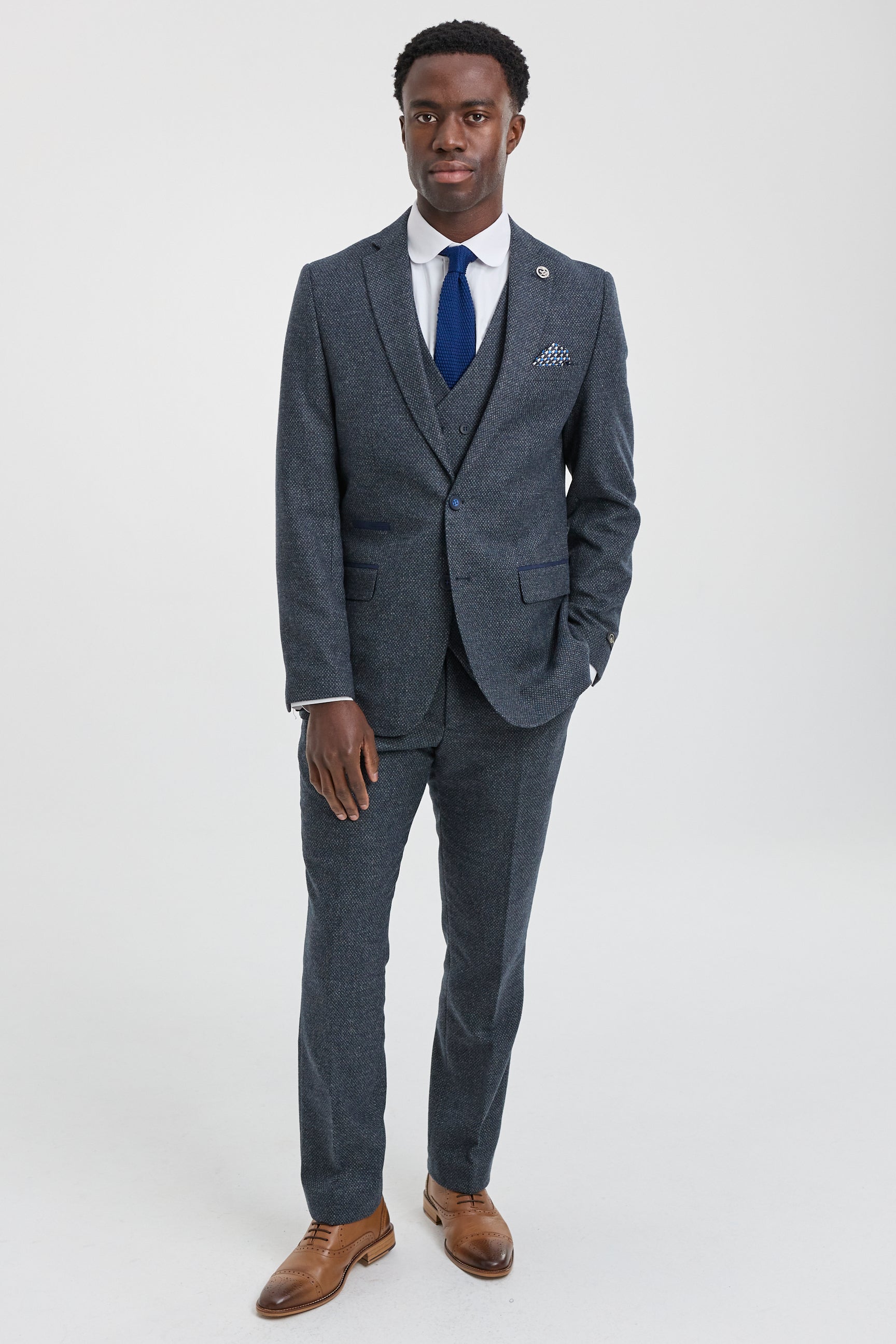 Meeste kolmeosaline tumesinine ülikond kaherealise vestiga