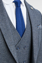 Meeste kolmeosaline tumesinine ülikond kaherealise vestiga