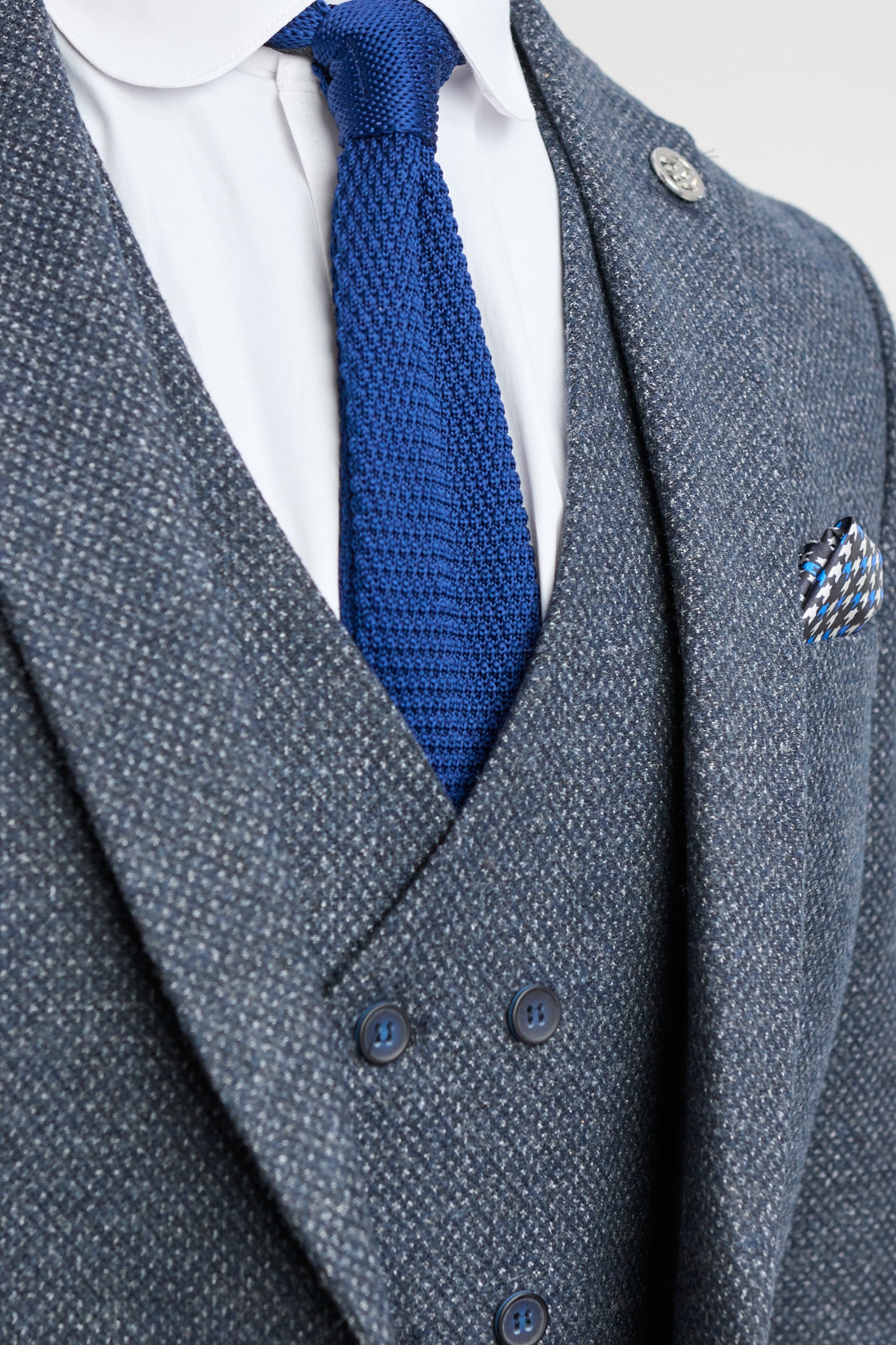 Meeste kolmeosaline tumesinine ülikond kaherealise vestiga