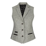 Hall vest mustade aktsentidega valgel taustal