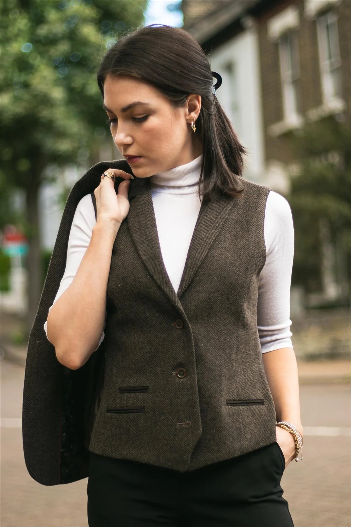 Naiste tviidist kalasabamustriga vest, pruun 1920ndate vintage rätsepatööna valminud klassikaline elegantne